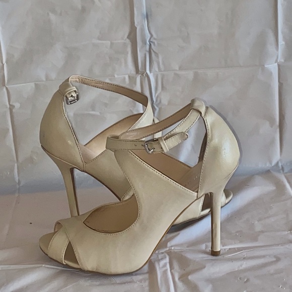 Good condition women’s nude Le château heels - Picture 2 of 2